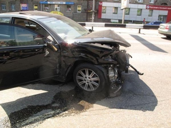 У Києві ‒ потрійна аварія: авто вилетіло на тротуар. ФОТО