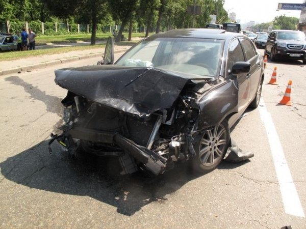 У Києві ‒ потрійна аварія: авто вилетіло на тротуар. ФОТО