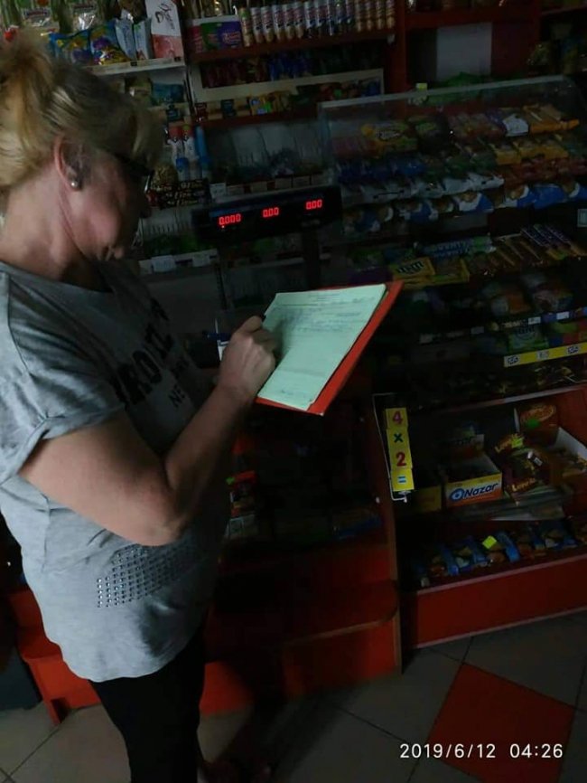 У Луцьку муніципали викрили трьох продавців, які продавали алкоголь вночі. ФОТО