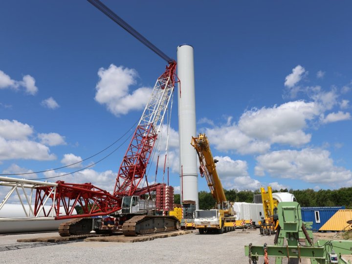 На Волині почали встановлювати гігантські вітряки. ФОТО