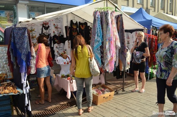 У центрі Луцька – співи і танці: стартувало «Поліське літо з фольклором». ФОТО