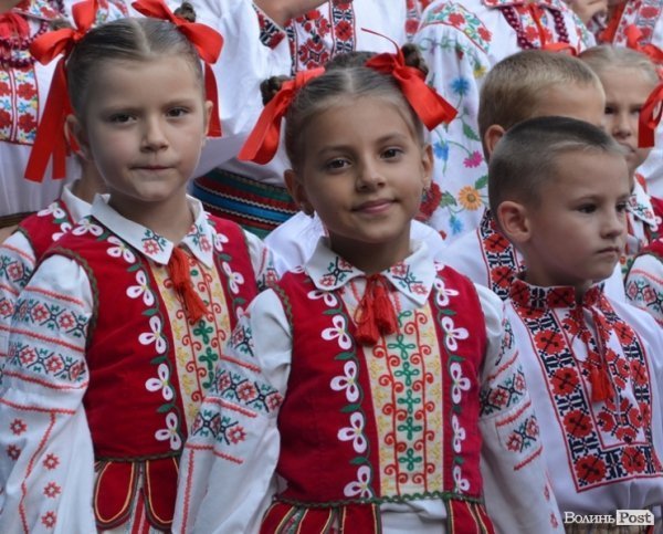 У центрі Луцька – співи і танці: стартувало «Поліське літо з фольклором». ФОТО