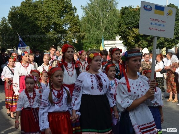 У центрі Луцька – співи і танці: стартувало «Поліське літо з фольклором». ФОТО