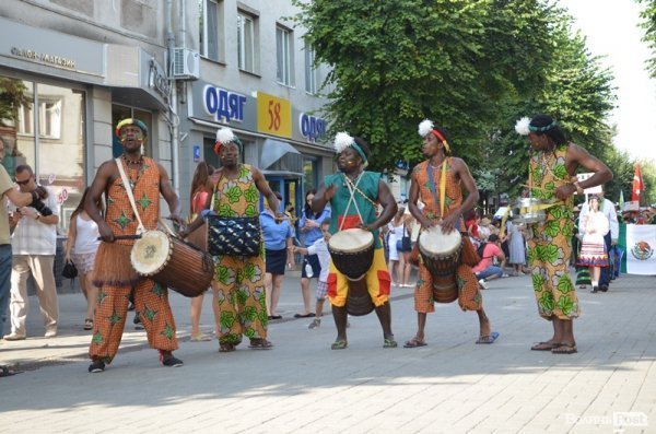 У центрі Луцька – співи і танці: стартувало «Поліське літо з фольклором». ФОТО