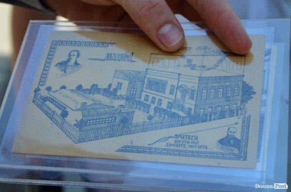 Проект добудови української гімназії, що знаходиться на вулиці Гаврилюка, що зліва від вулиці Лесі Українки. Завдяки продажу таких листівок збирали гроші на її зведення