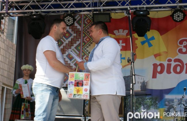 Народні гуляння у місті на Волині. ФОТО