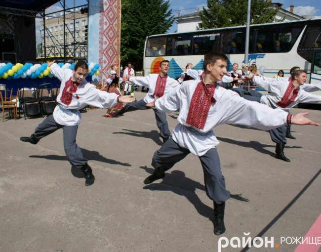 Народні гуляння у місті на Волині. ФОТО