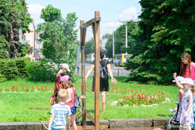 Нестерпні градуси: лучани рятуються від спеки під холодними бризками вуличних душів. ФОТО