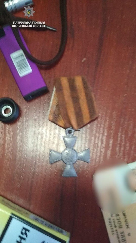 Пістолет і георгіївська стрічка: у Луцьку затримали підозрілого чоловіка. ФОТО