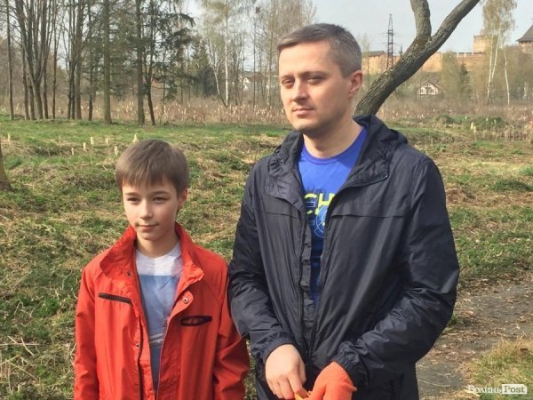 У Луцьку працівники ПриватБанку прибирали і садили дерева в парку ім. Лесі Українки. ФОТО