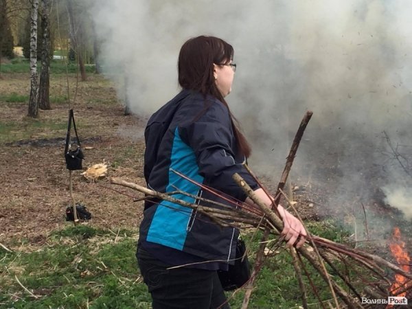 У Луцьку працівники ПриватБанку прибирали і садили дерева в парку ім. Лесі Українки. ФОТО
