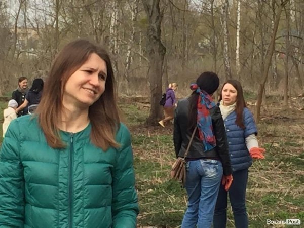 У Луцьку працівники ПриватБанку прибирали і садили дерева в парку ім. Лесі Українки. ФОТО