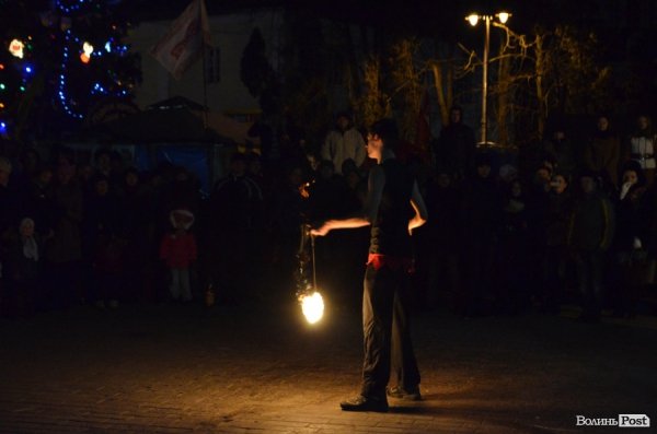Щедрування на Євромайдані в Луцьку: фаєр-шоу, політичний вертеп і танці. ФОТО