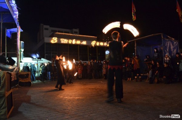 Щедрування на Євромайдані в Луцьку: фаєр-шоу, політичний вертеп і танці. ФОТО