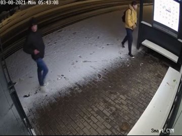 У Луцьку «засвітили» обличчя вандалів, що розмалювали «розумну» зупинку: просять упізнати. ФОТО