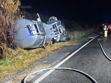 На трасі Ковель-Жовква перекинувся бензовоз: водій отримав хімічні опіки