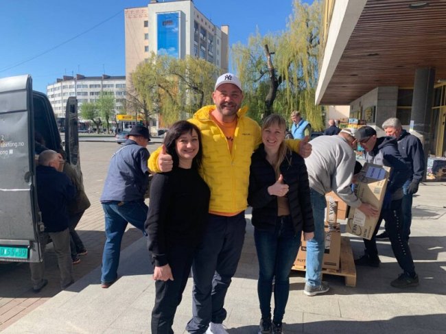 «Просто спостерігати не міг»: норвежець подолав 2000 кілометрів, аби привезти допомогу до Луцька. ФОТО