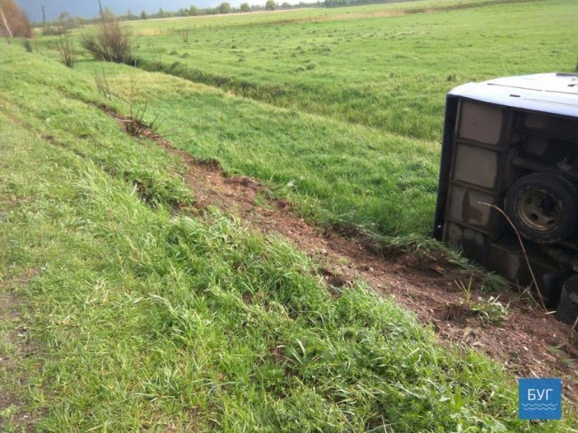 Аварія на Волині: перекинувся автобус з пасажирами