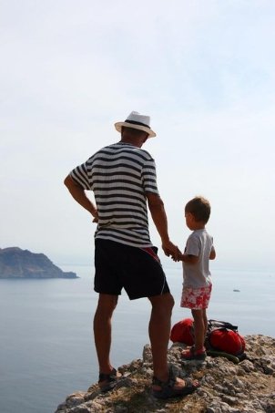 Автор - Микола Комаровський.