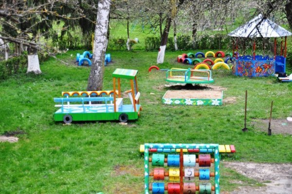 Як лучани допомогли облаштувати майданчик у дитбудинку. ФОТО