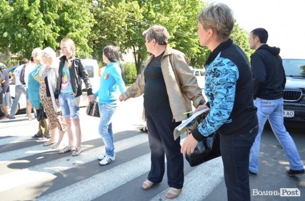 Обурені мешканці обваленого будинку перекрили дорогу. ФОТО