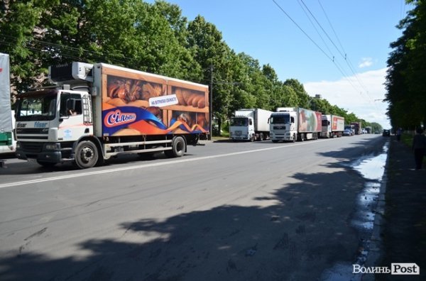 Обурені мешканці обваленого будинку перекрили дорогу. ФОТО
