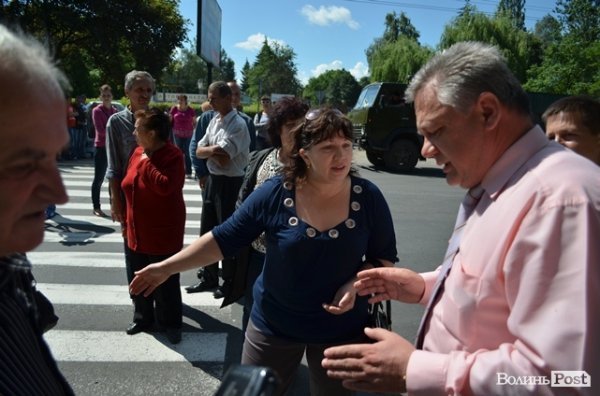 Обурені мешканці обваленого будинку перекрили дорогу. ФОТО