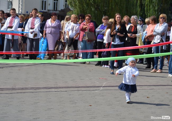 Лучани у вишиванках створили «живий» віночок