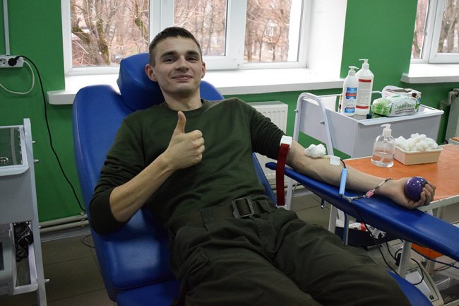 Нацгвардійці з Волині привітали ЗСУ літрами крові, яку здали для поранених воїнів. ФОТО