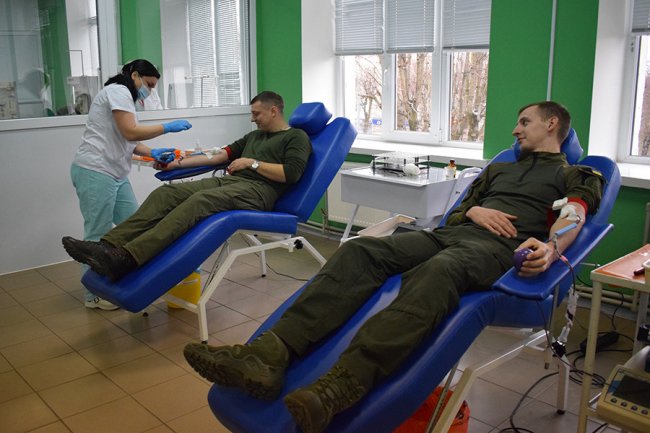 Нацгвардійці з Волині привітали ЗСУ літрами крові, яку здали для поранених воїнів. ФОТО