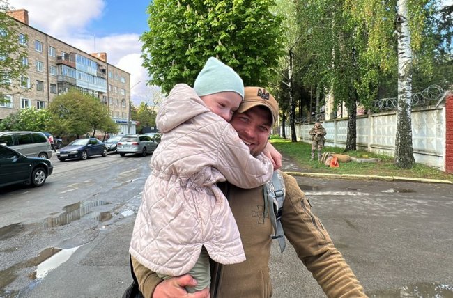 Дочекалася тата з війни: волинський прикордонник після місяців розлуки зустрівся із донькою та дружиною