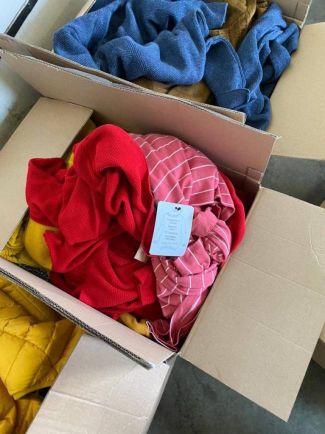 Секонд-хенд з бірками: на Ягодині затримали контрабанду нового одягу 