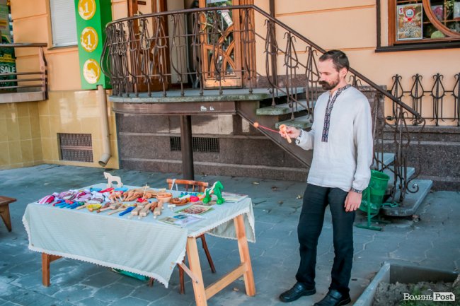 Народні розваги і море людей: в центрі Луцька «гуляє» етнофестиваль. ФОТО 