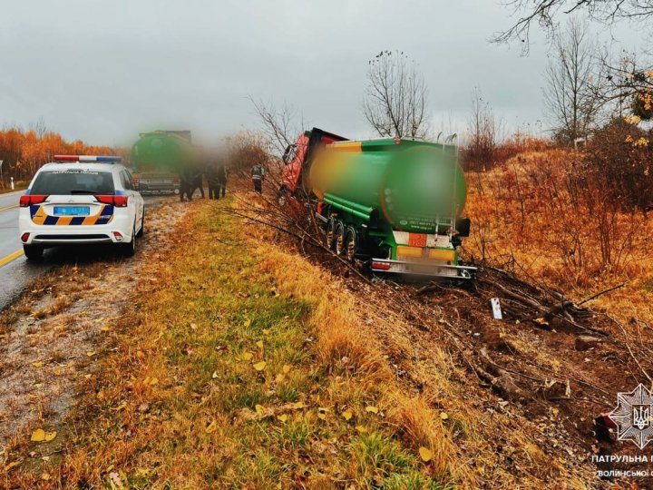 На Волині п'яний 30-річний водій з небезпечним вантажем з'їхав у кювет