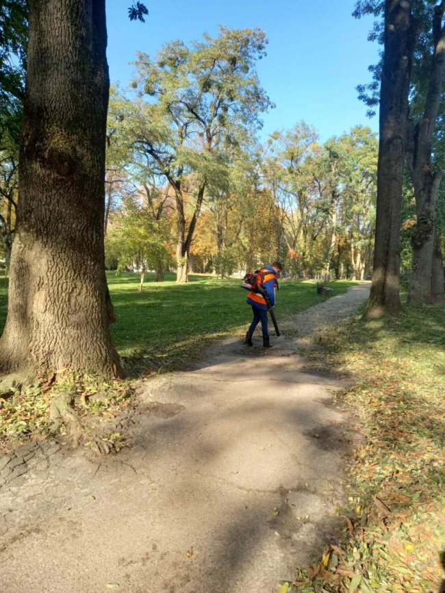 Заміна віникам: у місті на Волині двірники прибиратимуть вулиці повітродувками. ФОТО