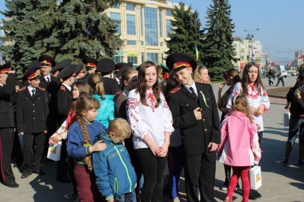 У Луцьку діти зі Сходу організували флешмоб. ФОТО