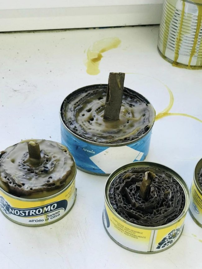 Волинські школярі на уроках виготовляють окопні свічки. ФОТО