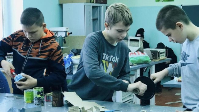 Волинські школярі на уроках виготовляють окопні свічки. ФОТО