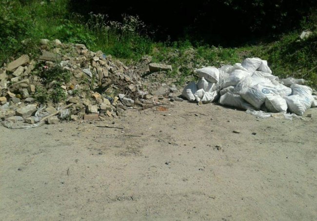 Луцькі муніципали зобов'язали скандального забудовника прибрати за собою сміття