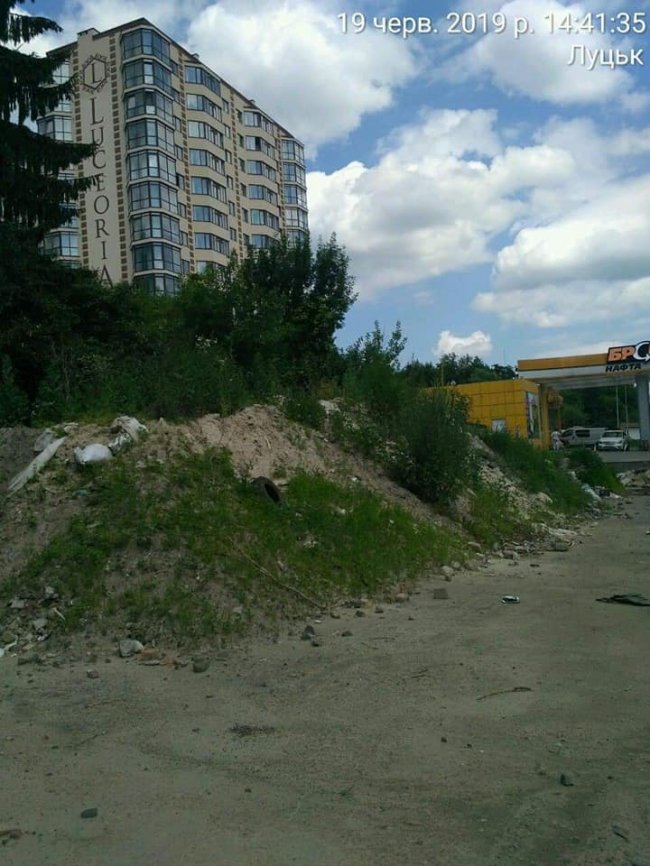 Луцькі муніципали зобов'язали скандального забудовника прибрати за собою сміття