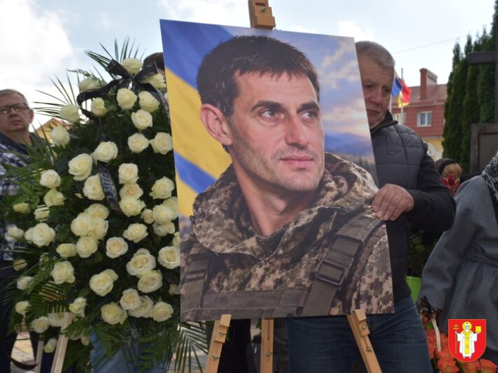 Ексгравець збірної України, «Динамо», «Дніпра» та «Волині»: у Луцьку попрощалися з воїном Романом Максимюком