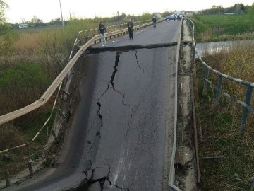 Шокуючий обвал: на дорозі Луцьк-Львів «втомився» міст.ФОТО,ВІДЕО