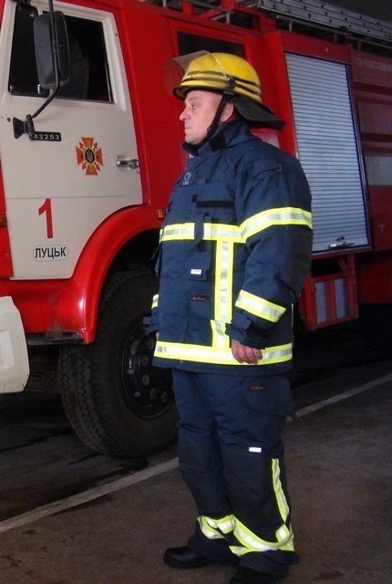 Кращому рятувальнику Волині польські колеги вручили комплект сучасного бойового одягу