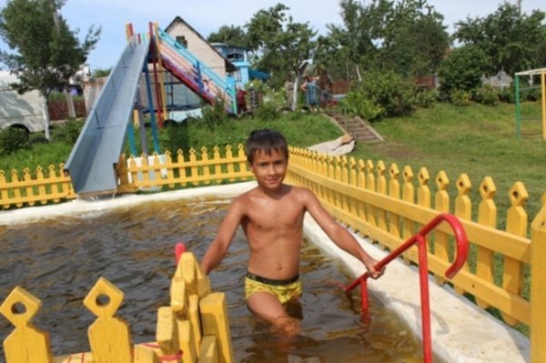 Білорусь. Пенсіонер В'ячеслав Іванович з власної ініціативи побудував «аквапарк». Будь-який охочий може поплескати в воді абсолютно безкоштовно.