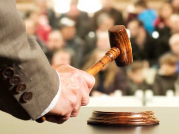 На Волині хочуть з аукціону продати занедбану будівлю торгового центру