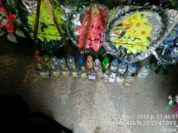Оковита з того світу: у Луцьку торгували спиртним у магазині траурних вінків. ФОТО