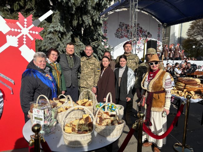 У Нововолинську спекли 200-кілограмову паску. ВІДЕО