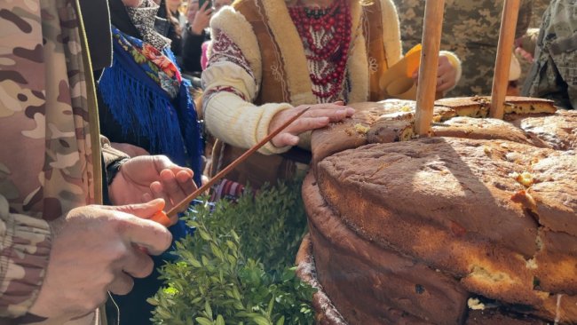 У Нововолинську спекли 200-кілограмову паску. ВІДЕО