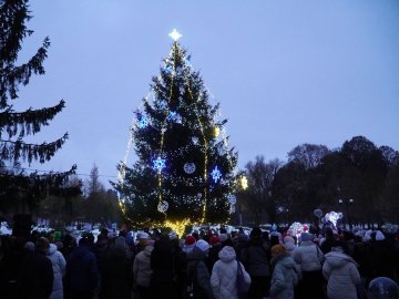 У місті на Волині засвітили головну ялинку громади. ВІДЕО