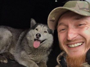 Історія порятунку: у Бучі поліцейські визволили собаку із вщент розбитої автівки